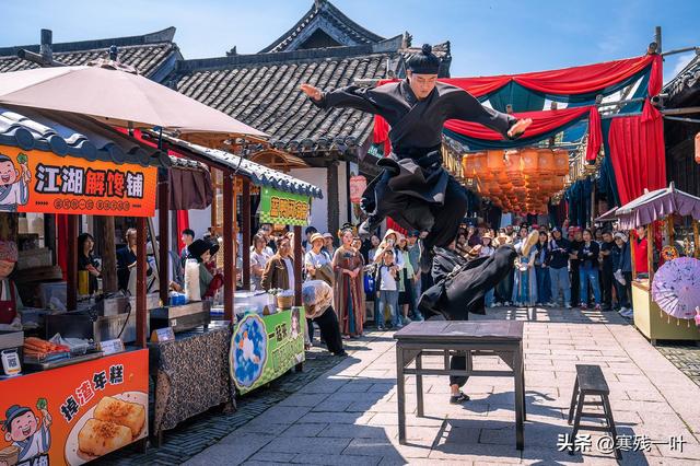 又是象山影视城！五一假期首日人气爆表，再现人山人海盛况