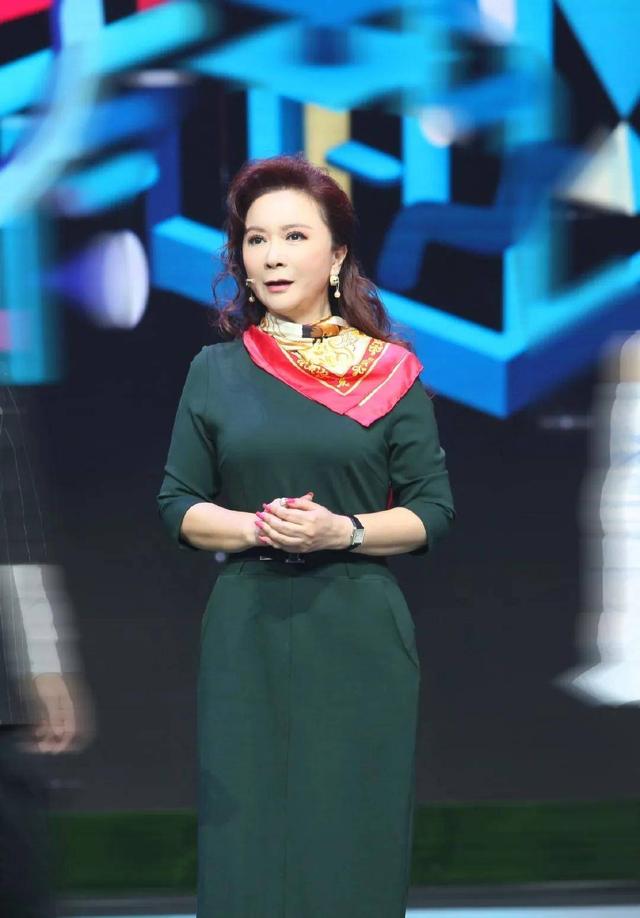 钱再多有什么用，64岁身价千万的蔡明，还是要为39岁儿子操碎了心