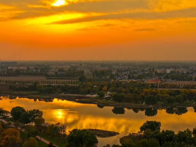 晚霞映照下的宁阳洸河湿地公园