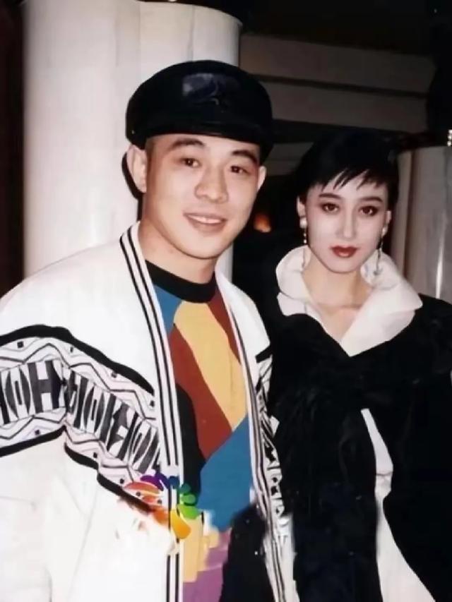 62岁关之琳与小男友甜蜜依偎！无子女活成豪门，香江美人至今惊艳