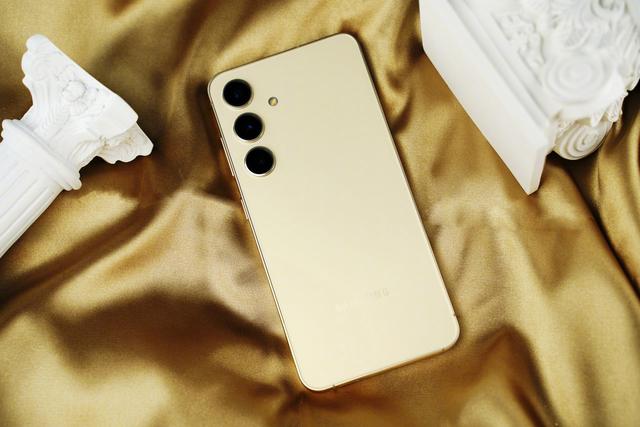 从5999元跌到3128元，12GB+256GB+30倍变焦，三星机皇沦为中端机