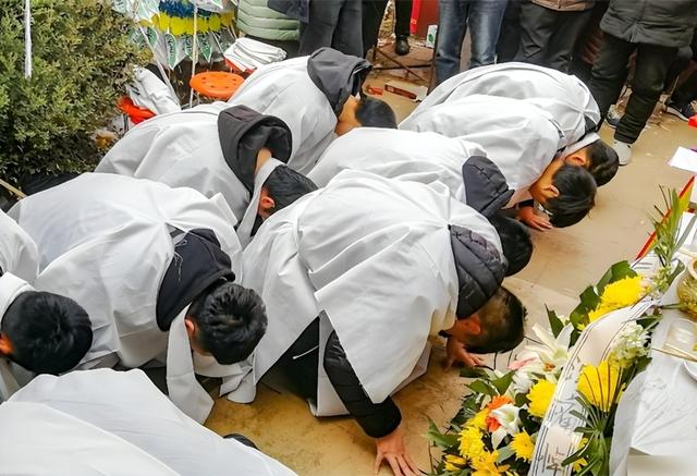 中国将迎人口死亡高峰？22年1041万，23年1100万	，去年死亡多少？