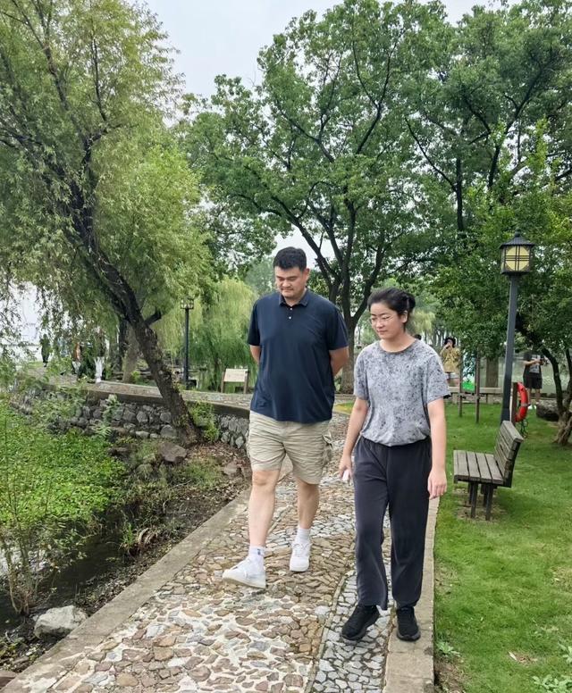 姚明一家游苏州太湖，15岁女儿打扮太老气，岳母出镜瘦又高超170