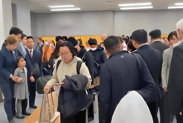 不听劝去日本的游客慌了，滞留机场连吃饭都成问题，当初为啥要去