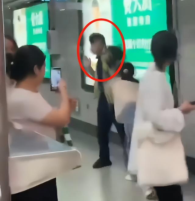 女子地铁追打安检员后，恶心一幕出现，女安检好心劝阻遭质疑