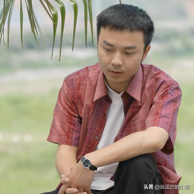 51岁汪涵现状:常年居住在长沙,穿人字拖嚼槟榔,大烟斗不离身