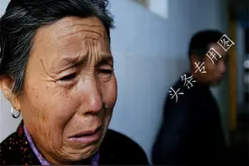 单亲漂亮的陪读妈妈，顺从儿子一切要求，母子相拥躲开外界恶意图片