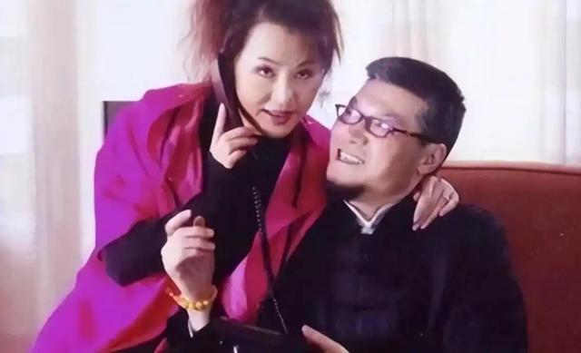 19岁嫁给富豪，20岁离婚携子净身出户，单亲40年如今儿子为她争光