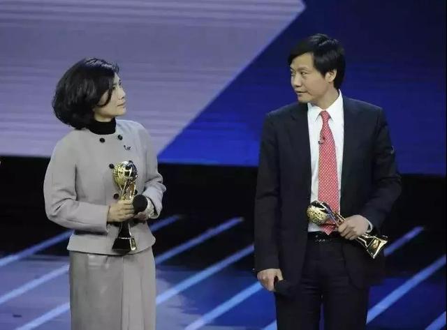 董明珠逛成都太古里，穿粉装大笑毫无架子，70多岁仍在拼事业