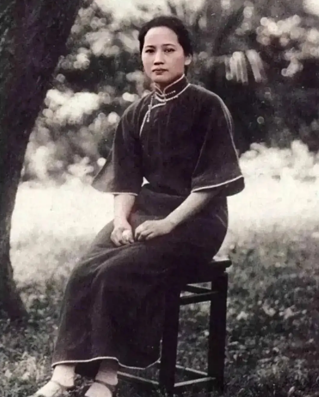 孙中山和宋庆龄的一张真实合影！真是太美了，颜值碾压影视演员！
