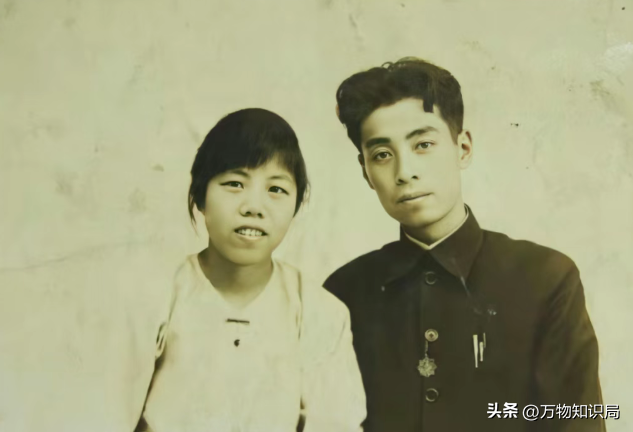 老照片：周总理当众跳起来，为邓大姐摘苹果，浪漫温馨少年气十足