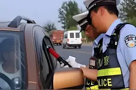 请停止，抹黑攻击交警不合适，交警工作很辛苦！图片