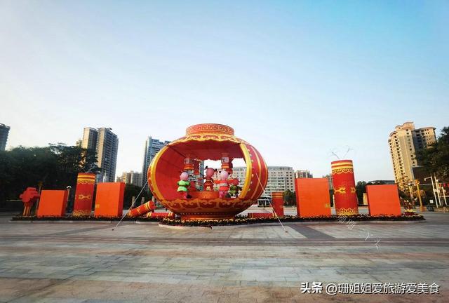 清远城市会客厅，在母亲河北江河畔，有城市地标雕塑：丹凤朝阳