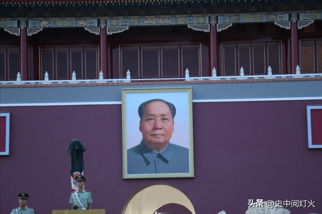 为何天安门不悬挂毛主席的照片，反倒要挂主席的画像？