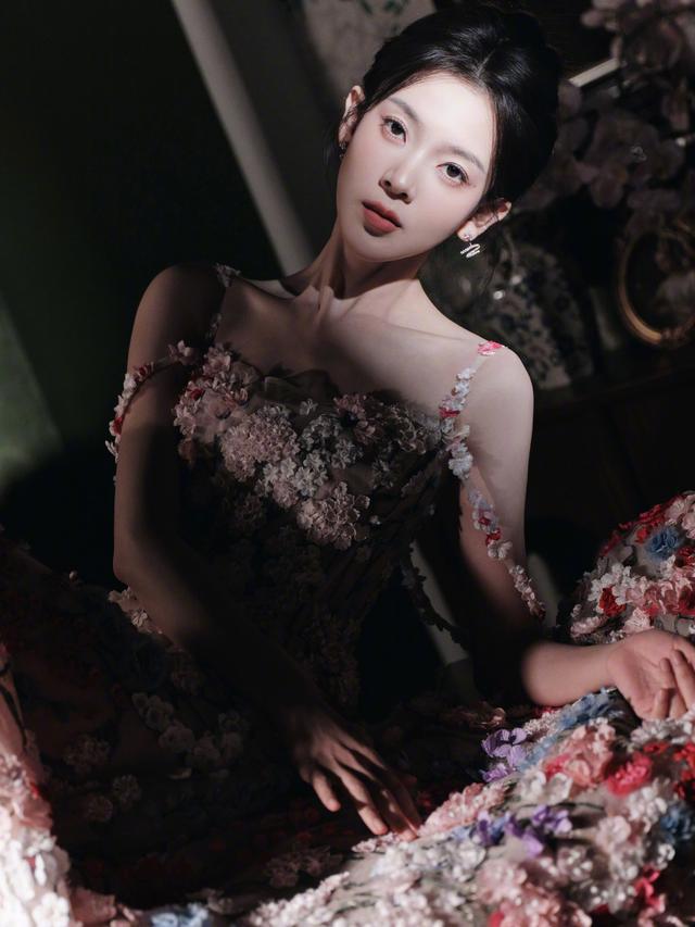 身穿花裙 风情万种的陈瑶
