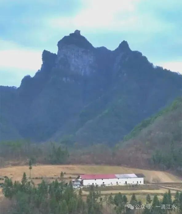 秭归长阳巴东交界的香龙山，香火旺盛，那里风景怎样？会开发么？