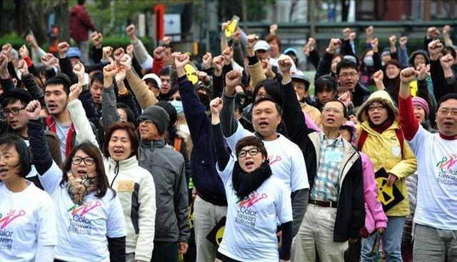 郑丽文不装了？国台办回应武统后，郑丽文宣称：绝不放弃武力保台