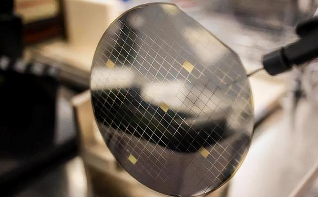 60台光刻机，1000亿元！荷兰正式表态，外媒：ASML准备秋后算账了