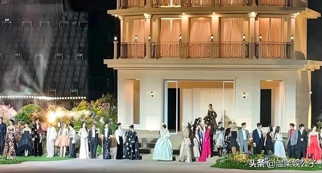 这一夜，合照站位暴露咖位：杨幂被挤，钟楚曦“抢位”，C位亮了