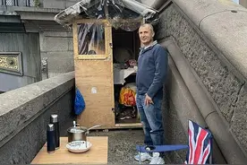 流浪汉在伦敦富人区修棚屋，花300块就能和亿万富豪做邻居？图片