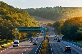 上了高速，把ETC卡拔掉，下高速前再插上，这样能避免高速收费吗图片