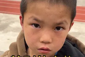 笑哭！广西熊孩子抓蛇带到学校，本以为是悲伤故事，笑死在评论区图片