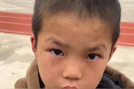 笑哭！广西熊孩子抓蛇带到学校，本以为是悲伤故事，笑死在评论区图片
