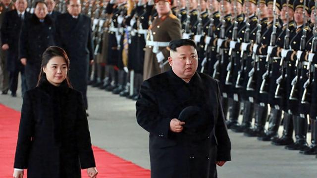金正恩单膝跪地，悼念毛岸英，3大信号很明确，中朝友谊不容挑战