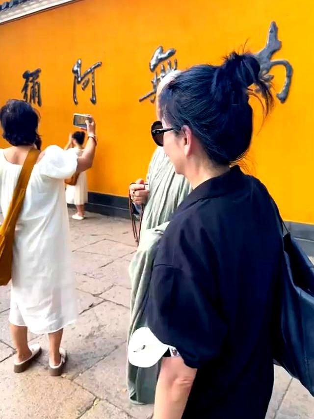 57岁邱淑贞游普陀山被偶遇，身材娇小苗条，打扮低调女神气质依然