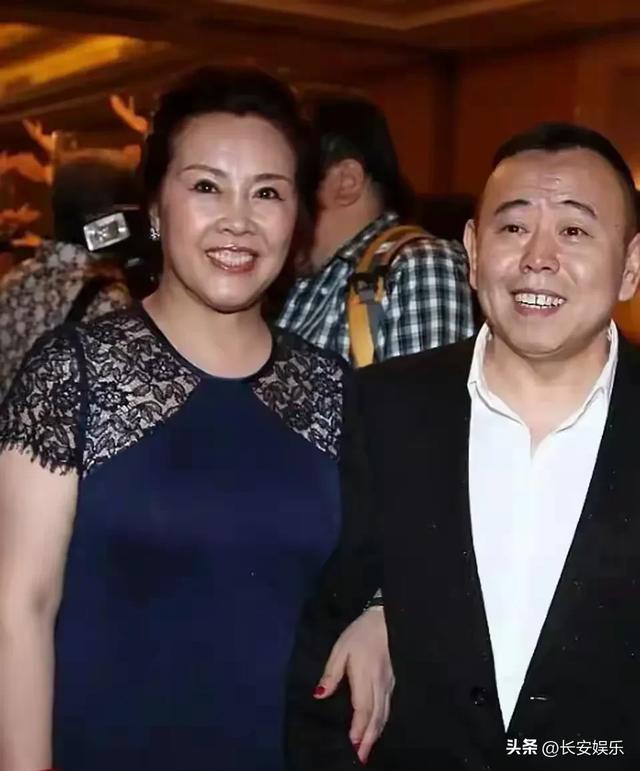 潘长江一家北京别墅宴客，餐厅大得像会所，妻子杨云罕见现身！