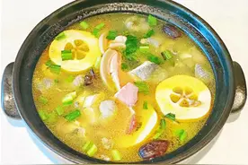 酸木瓜炖鸡、油淋牛干巴、咕噜素丸子图片