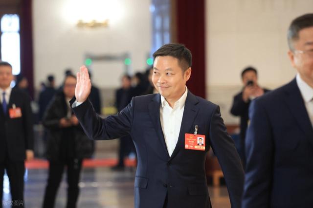 获得马斯克点赞！小鹏机器人比得上特斯拉“擎天柱	”吗？