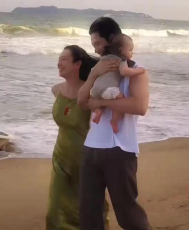 张檬哺乳期海边度假不穿内衣，胸部下垂明显，背后原因让人共情