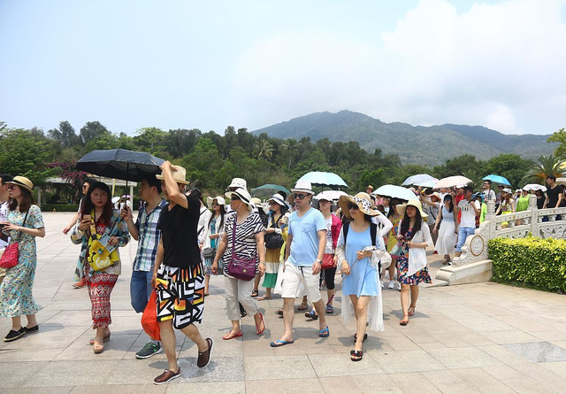 欺人太甚！私人订制旅游团与司机起争执，将129名游客甩到服务区