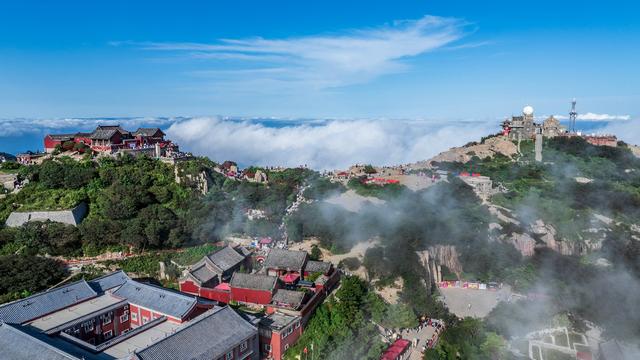 雨洗岱宗日初升 浩渺烟波醉苍穹