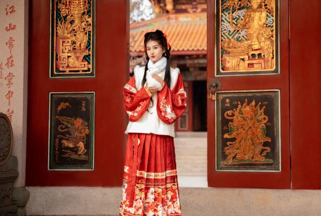 建筑为卷，衣冠作笔丨让飞檐与襦裙共绣华夏图腾！