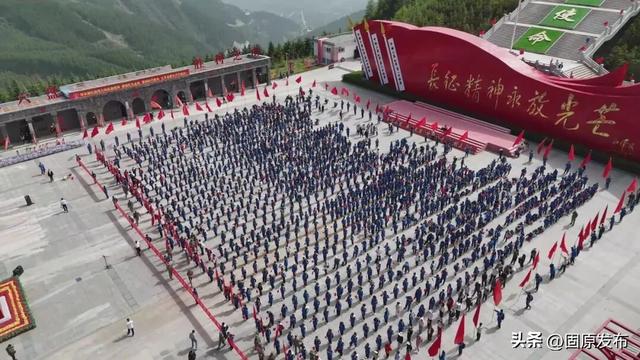 1700余名师生奔赴六盘山！用徒步与誓言上好 “行走的思政课”
