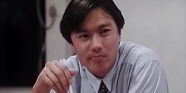 心酸！65岁港星景区打工，当年比肩刘德华，现如今成了酒糟鼻老汉