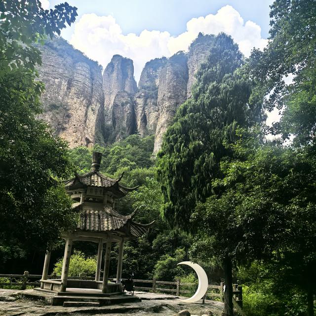 雁荡山太大了，由八个景区组合而成，两山一水为“雁荡三绝”