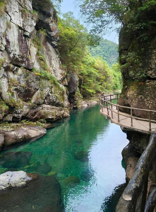 这座长江南岸的佛光之城，藏着安徽最能打的山水