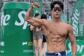 28岁水上飞人健身网红，空中狂秀野兽臂和大腿图片