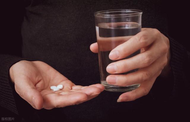 吃降压药不能吃苹果？再三提醒：吃降压药时，最好远离“4物”