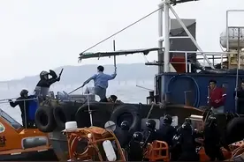 韩国海警举旗冲锋苏岩礁！要强拆中国巨型建筑，遭到中方贴脸开大图片