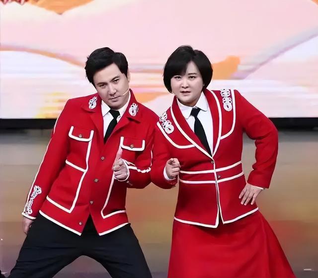 瘦到脱相？43岁的贾玲罕见露面，脸跨不平、又瘦又"颓"，令人唏嘘