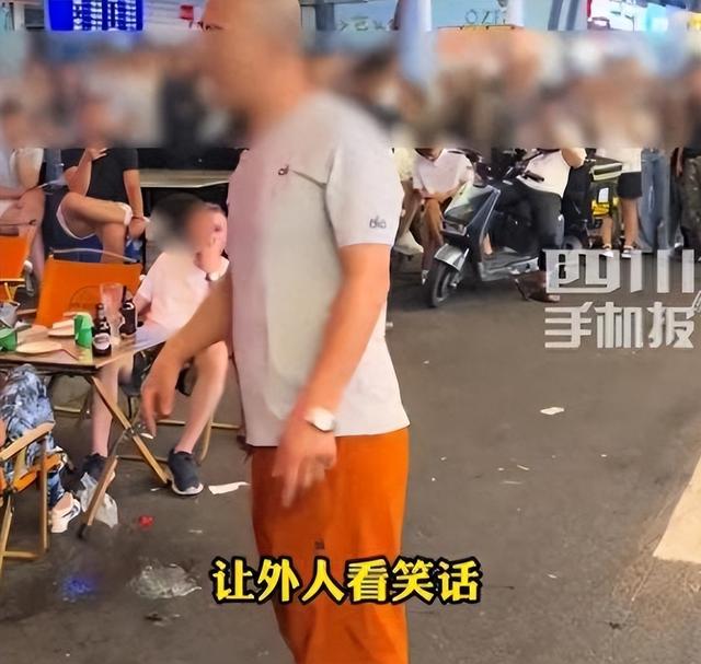 丢人到国外！男子给老外下跪后续，老外和女伴一脸得意，原因炸裂