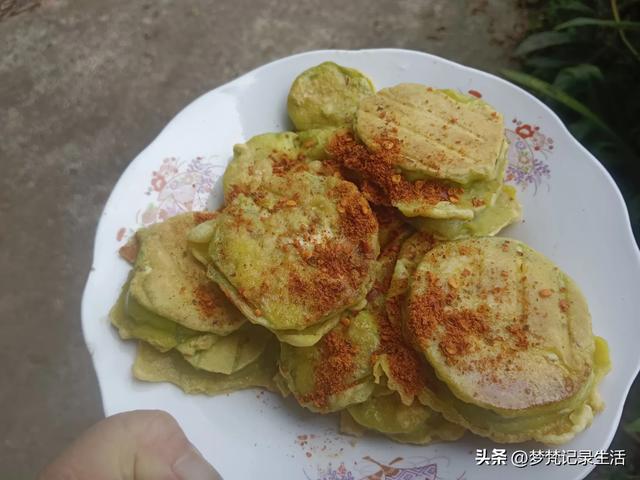 70多岁的老娘像个拼命三郎,一个人在雨天漫步拥抱大自然感觉不错