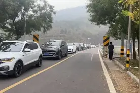 近日北京坡峰岭挤爆了，全是人，网友：挤不过，真的挤不过图片