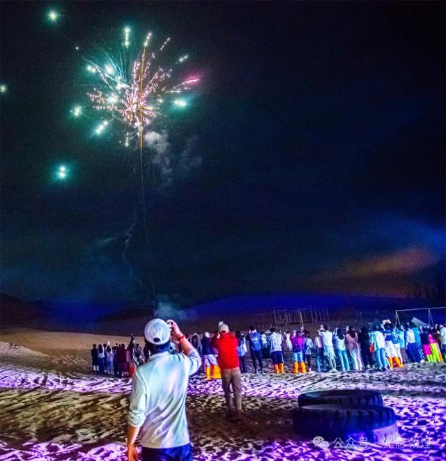 大漠敦煌：美丽烟花浪漫篝火点燃夜经济活力
