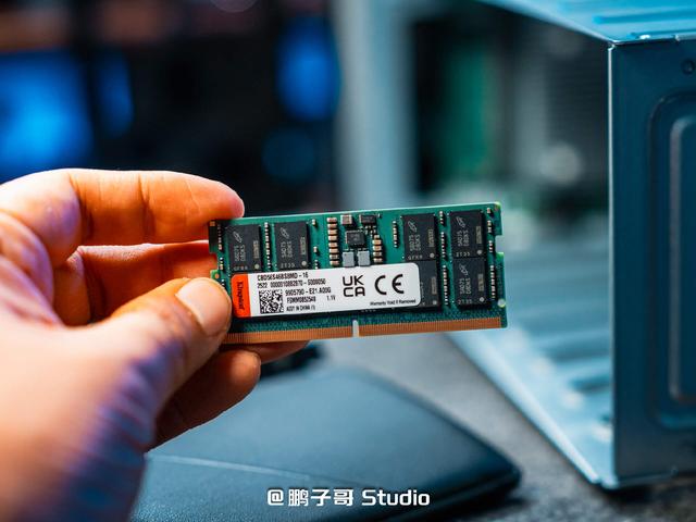 威联通新品NAS Qu805开箱：家用级定价、企业级性能,真香!
