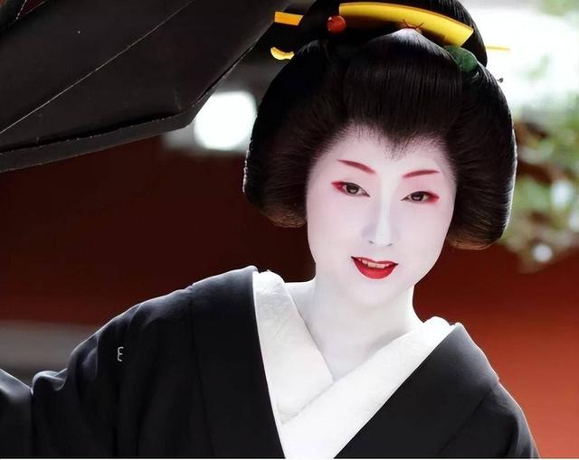 日本给唐高宗李治进献两个美女，临幸一夜后，她们就被关进了牢笼